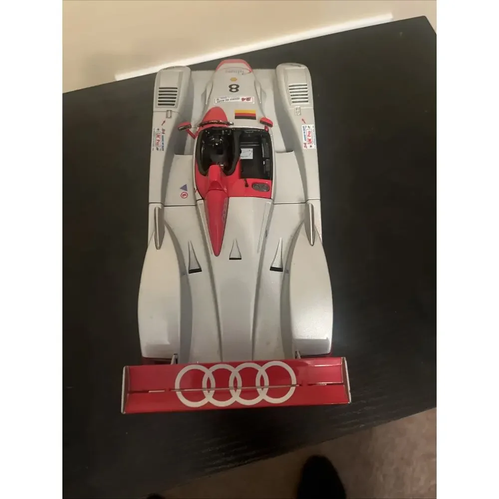 Audi R8 le Mans-Sieger 2000 Team Joest #8 Maisto 1:18 Scale Collectible Car